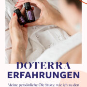 Frau im weißen Kleid mit zwei ätherischen Ölen in der Hand