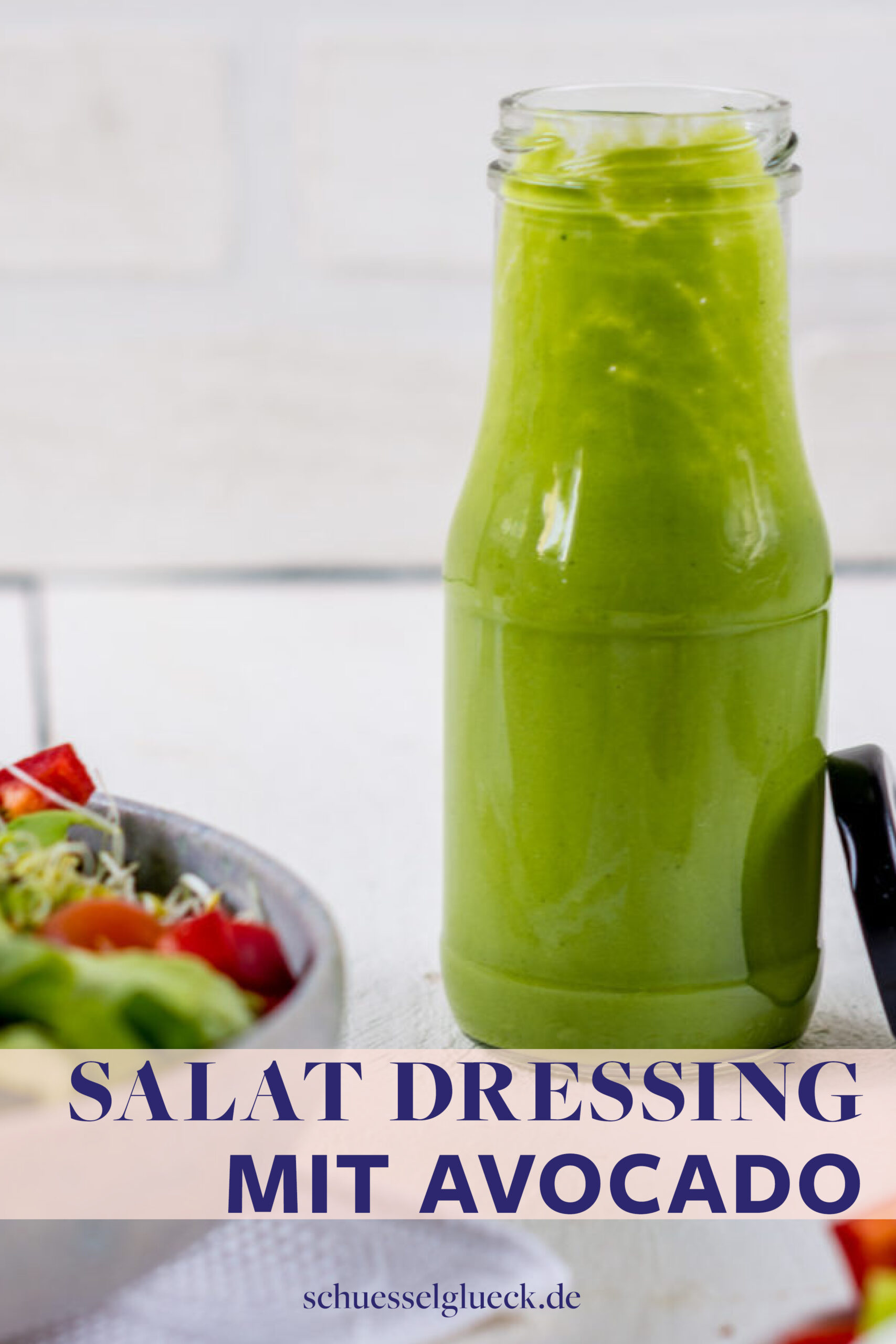 Herrlich cremiges Avocado Dressing mit frischen Kräutern – macht jeden Salat zum Lieblingssalat!