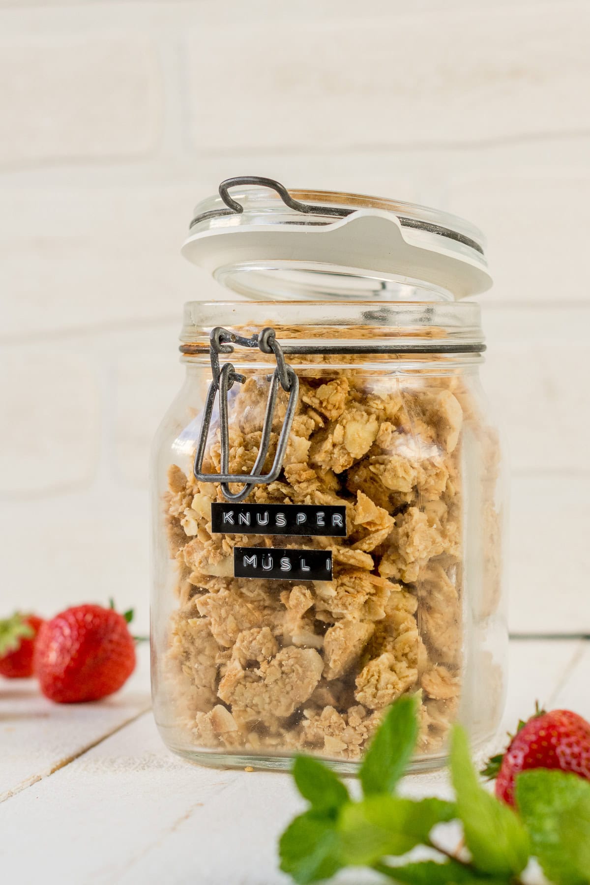Pinne das Foto, um das Rezept für glutenfreies Granola Knuspermüsli zu speichern! Bügelglas gefüllt mit Knuspermüsli.