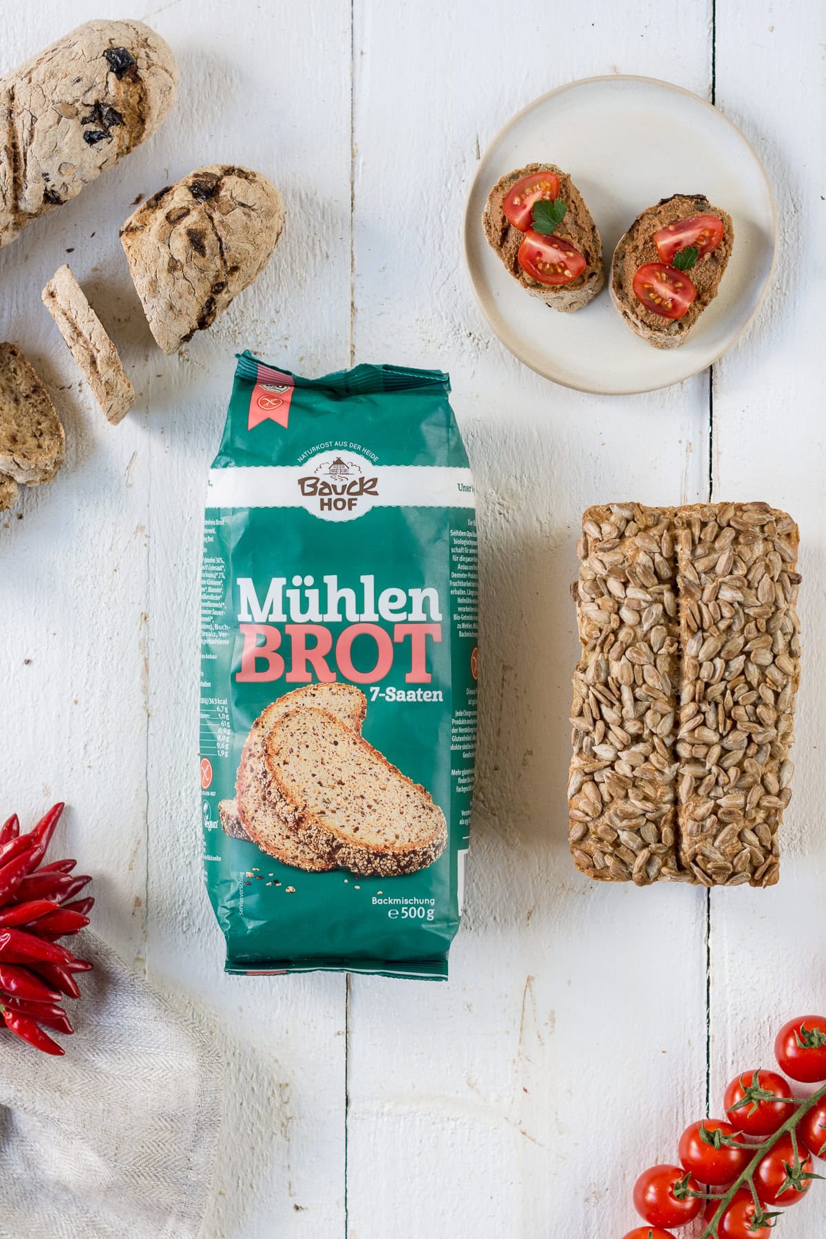 Topshot von Sonnenblumenbrot und Verpackung einer Brotbackmischung Mühlenbrot.