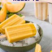 Schüssel mit Eiswürfeln und Meloneneis am Stiel.