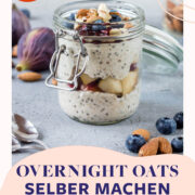 Bügelglas gefüllt mit Overnight Oats und Früchten.