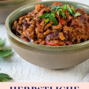Zwei Schüsseln Chili von Carne mit Kräutern.