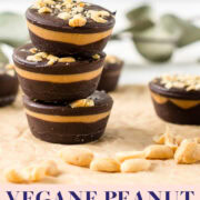 Gestapelte Peanut Butter Cups mit Erdnüssen auf Backpapiert.