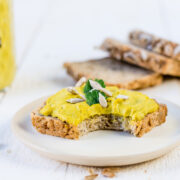 Brot mit gelbem Curry Aufstrich, Sonnenblumenkernen und Petersilie