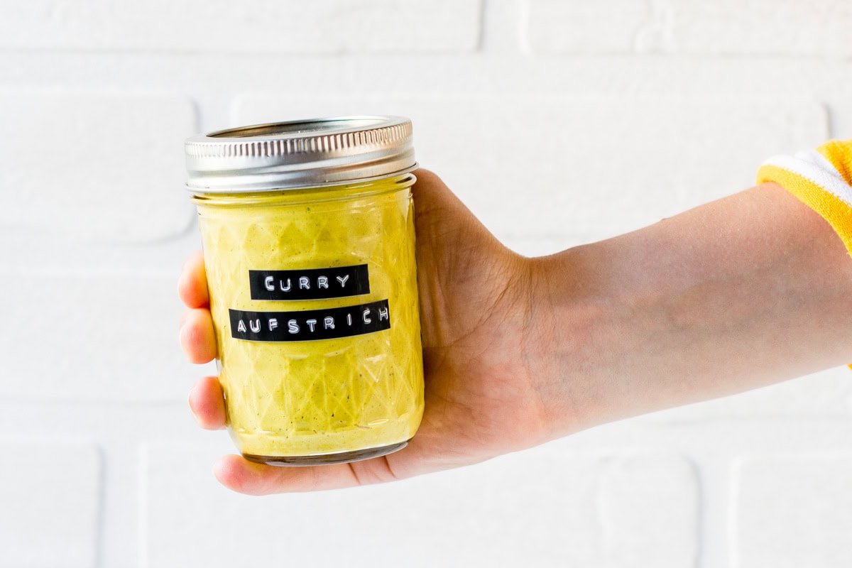 Pinne das Foto um dir das Rezept für veganen Curry Brotaufstrich zu speichern Glas mit gelbem Curry Aufstrich