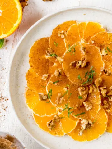 Topshot des Orangen Carpaccios mit Zimt und Walnüssen.
