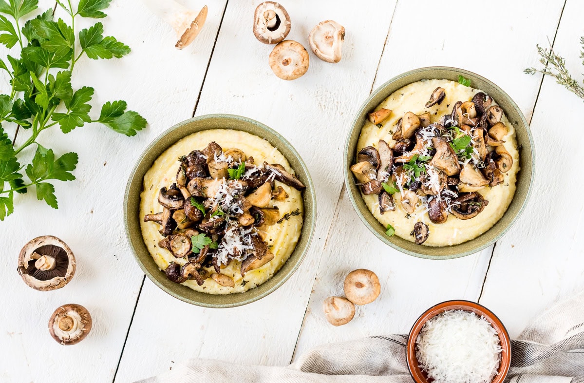 Pinne das Foto, um das Rezept für die cremige Polenta zu speichern! Cremige Polenta mit Pilzen und Parmesan in zwei Schüsseln