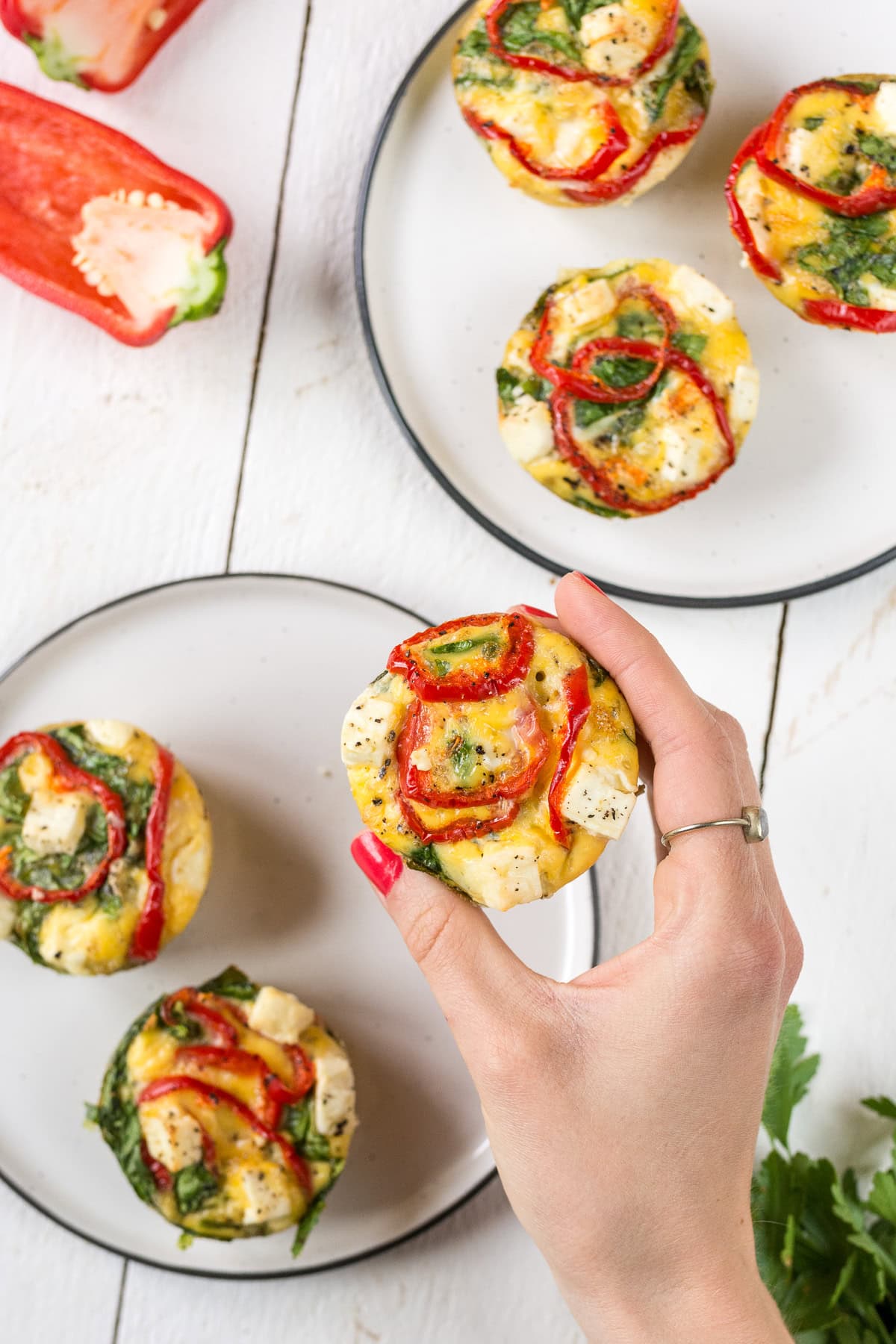 Pinne das Foto, um das Rezept für diese Eiermuffins mit Gemüse und Feta zu speichern! Topshot von Eier-Muffins mit Gemüse und Feta.