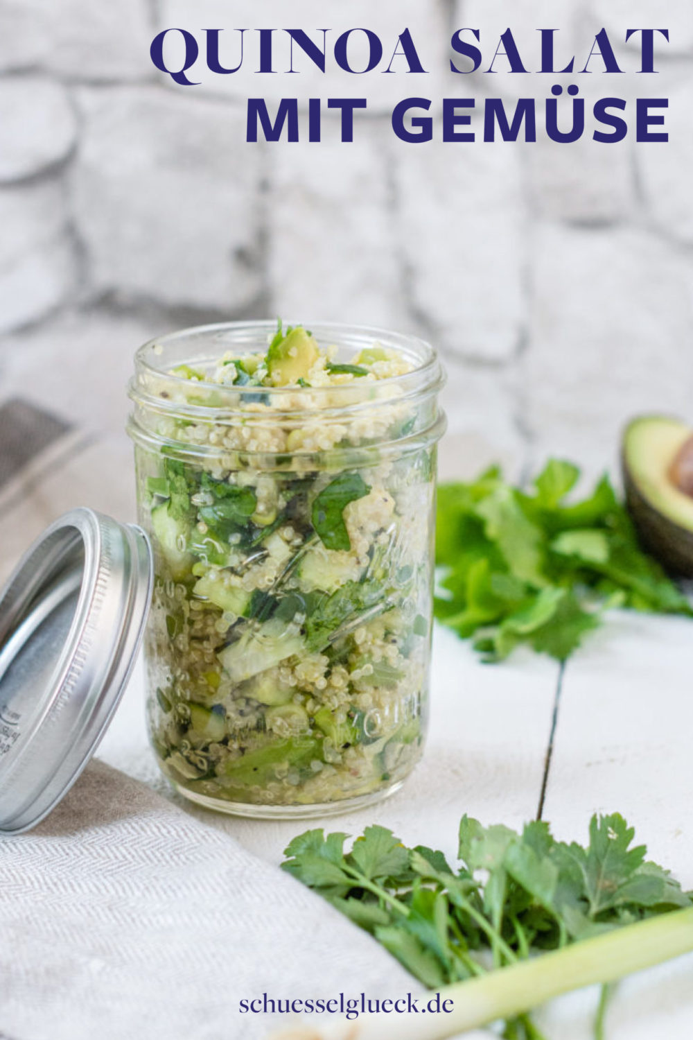 Knallfrischer, veganer Quinoasalat mit grünem Gemüse satt – perfekt für die Lunchbox!