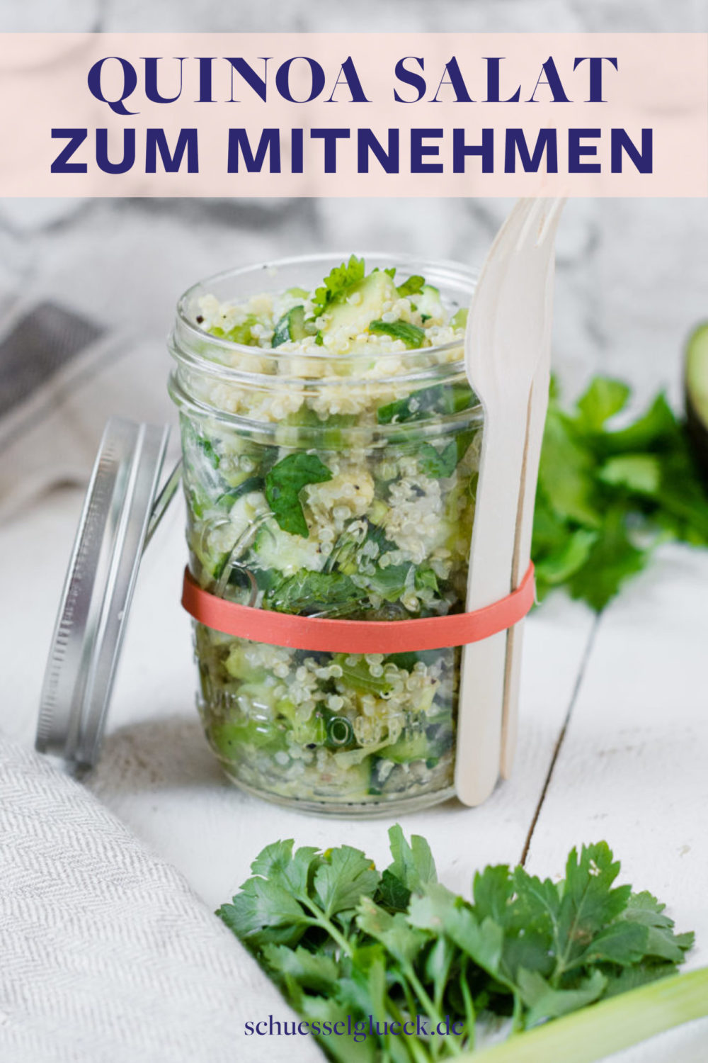 Knallfrischer, veganer Quinoasalat mit grünem Gemüse satt – perfekt für die Lunchbox