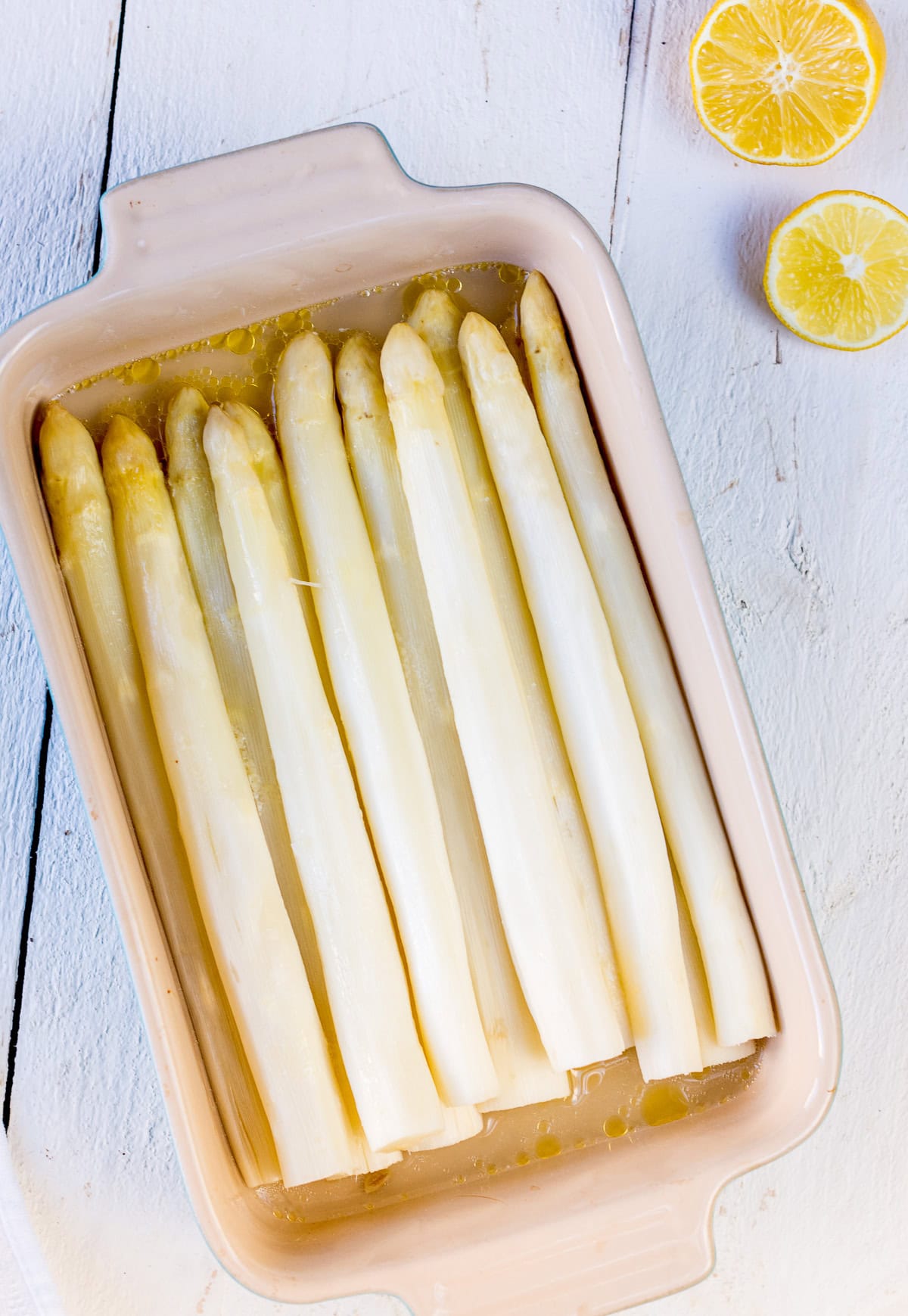 Pinne das Foto, um das Rezept für Spargel aus dem Ofen zu speichern! Auflaufform gefüllt mit weißem Spargel aus dem Ofen.