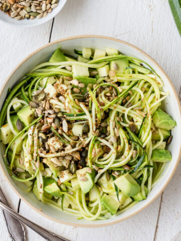 Topshot von einer Schüssel gefüllt mit veganem Zucchinisalat.