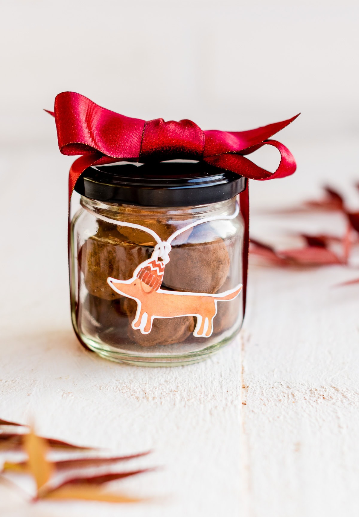 Lebkuchen Trüffel in Gläschen mit roter Schleife und winterlicher Deko