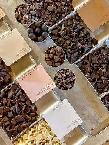 Verschiedene Origin Schokoladen zum Probieren auf einem Tisch.