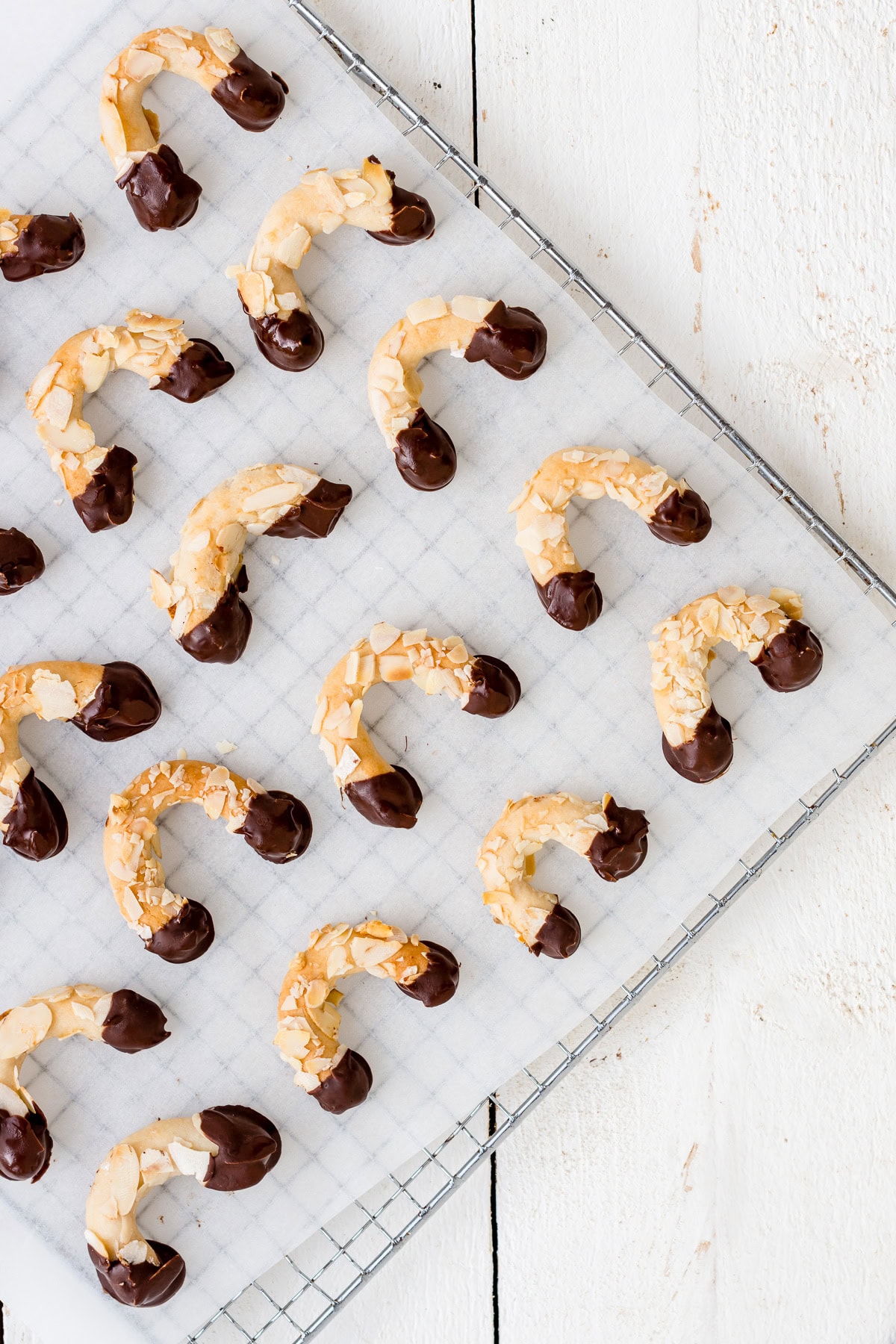 Speichere dieses Foto, um das Rezept für gesündere Mini-Mandelhörnchen zu sichern! Mini-Mandelhörnchen mit Schokolade auf einem Backblech