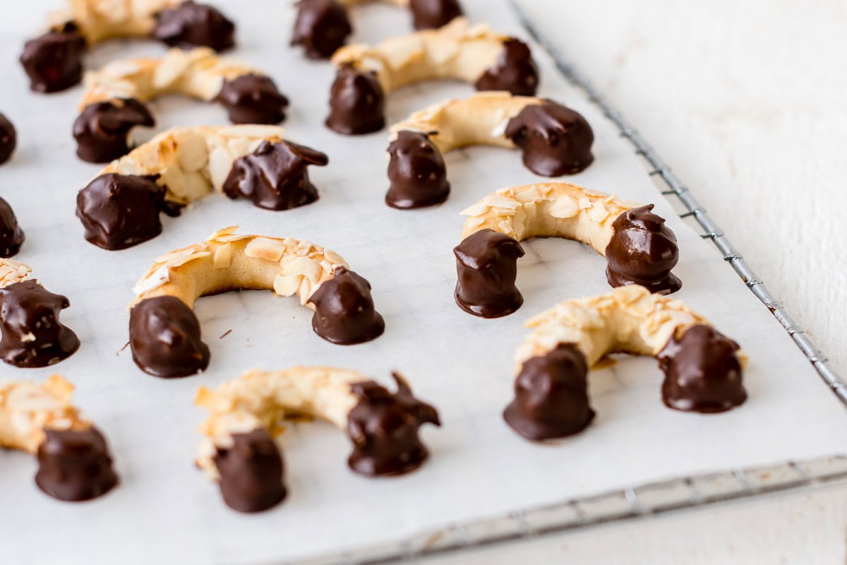 Speichere dieses Foto, um das Rezept für gesündere Mini-Mandelhörnchen zu sichern! Mini-Mandelhörnchen mit Schokolade auf einem Backblech
