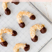 Mini-Mandelhörnchen mit Schokolade auf einem Backblech
