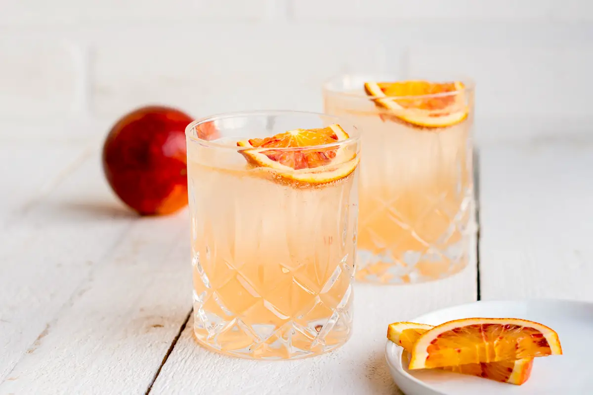 Fruchtiger Aperitif mit Ginger Ale und Orange