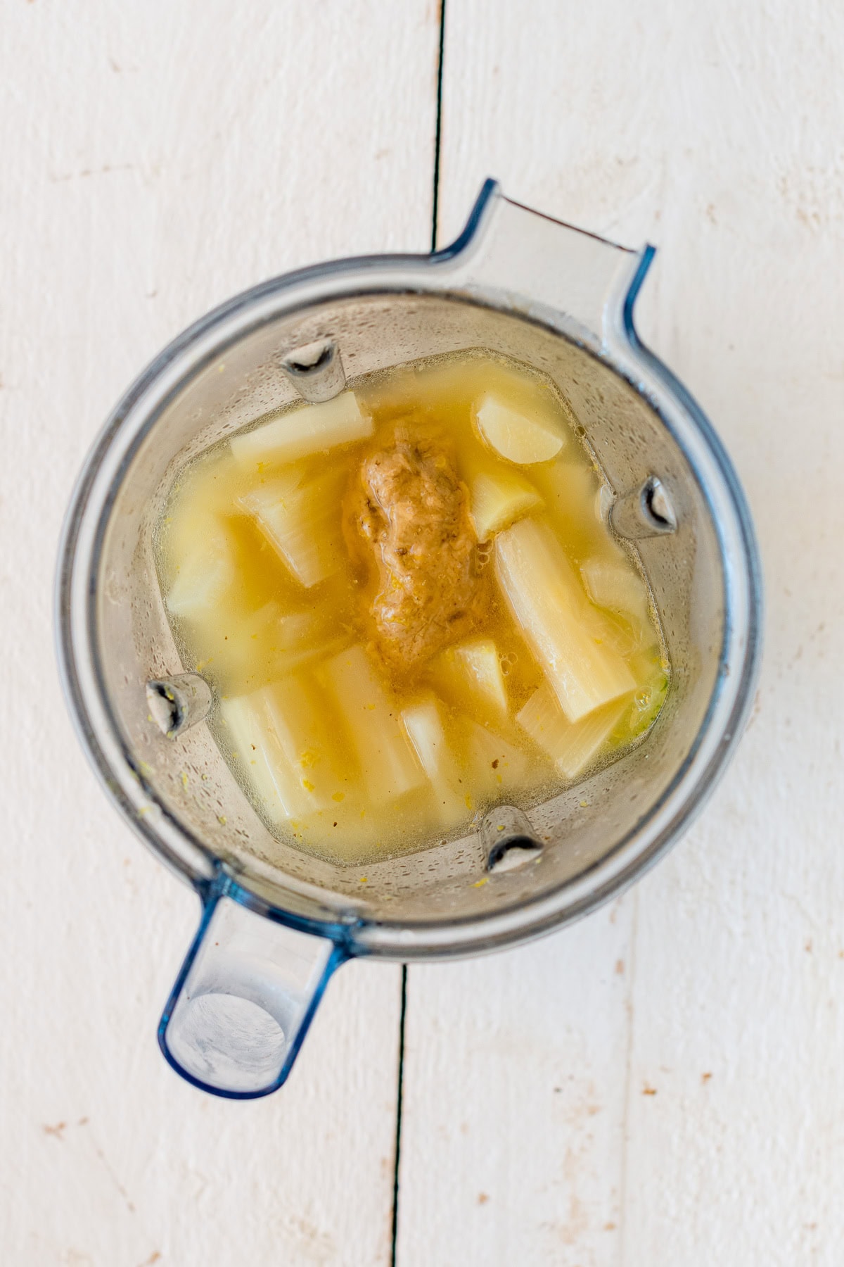 Pinne das Foto, um dir das Rezept für diese vegane Spargelcremesuppe zu speichern! Topshot von einem Mixer gefüllt mit veganer Spargelcremesuppe.