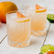 Zwei Cocktails mit Grapefruit und Tequila auf weißem Untergrund