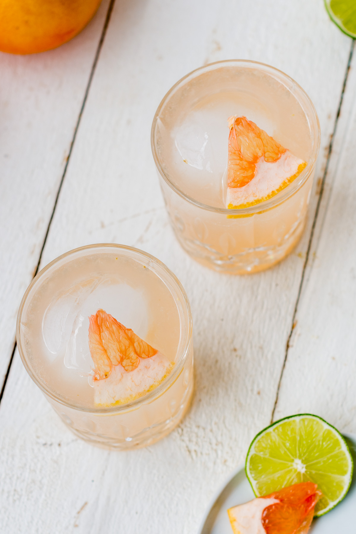 Zwei Cocktails mit Grapefruit und Tequila auf weißem Untergrund