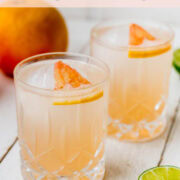 Zwei Cocktails mit Grapefruit und Tequila auf weißem Untergrund