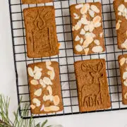 Glutenfreie Spekulatius Kekse mit Mandeln auf Gitter.