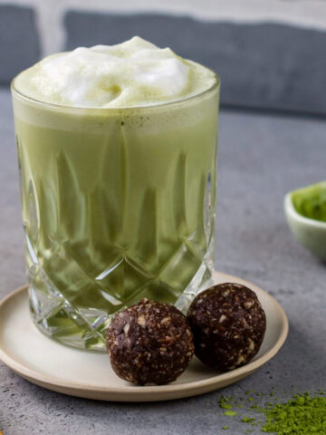 Matcha Latte mit Milchschaum im Glas