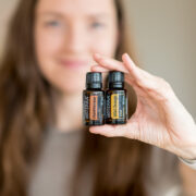Frau mit ätherischen Ölen von dōTERRA in der Hand