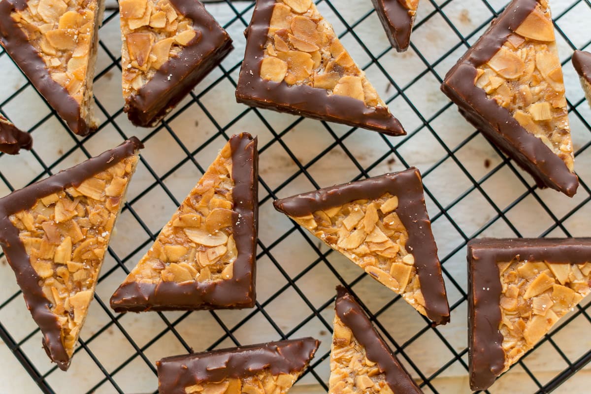 Mini-Nussecken auf einen Kuchenrost auf weißem Grund.