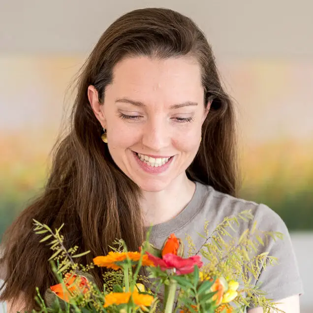 Corinna Frei von SCHÜSSELGLÜCK mit Blumenstrauss