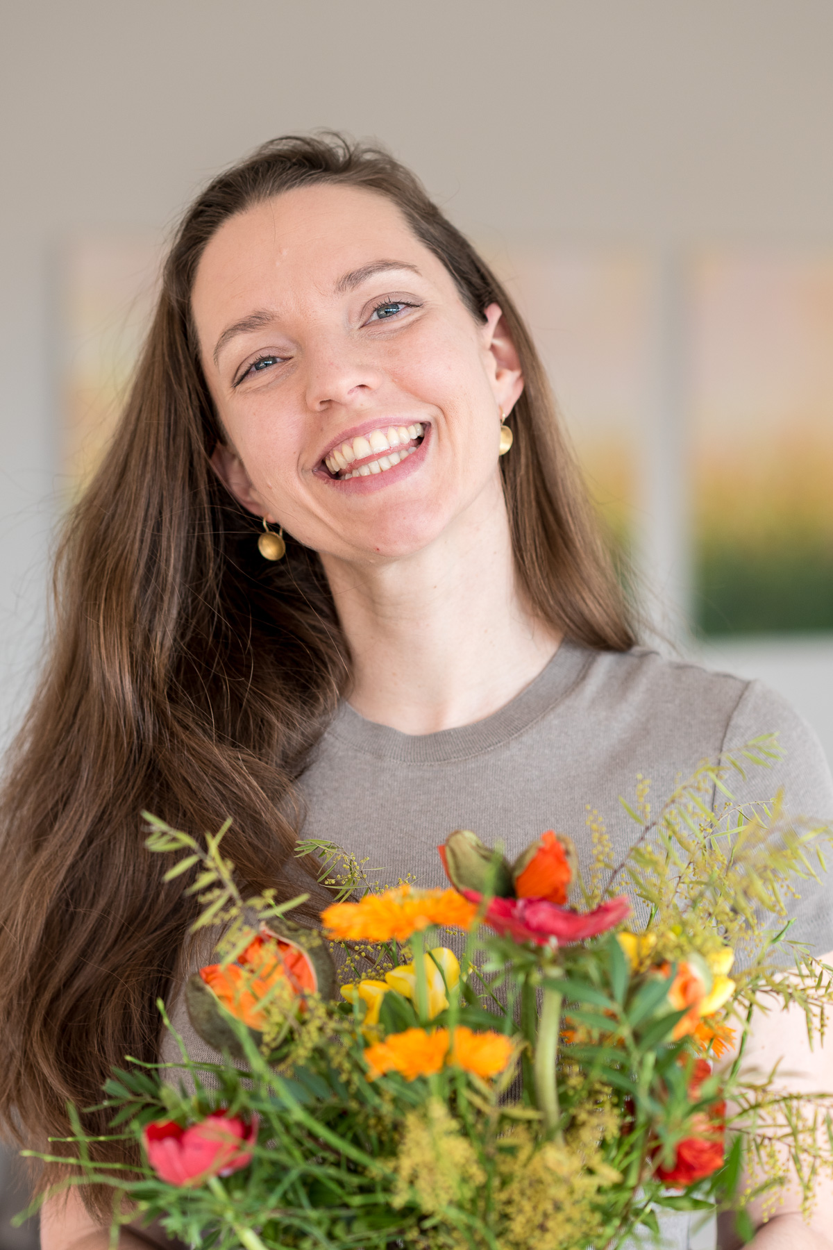 Corinna Frei von SCHÜSSELGLÜCK mit Blumenstrauss